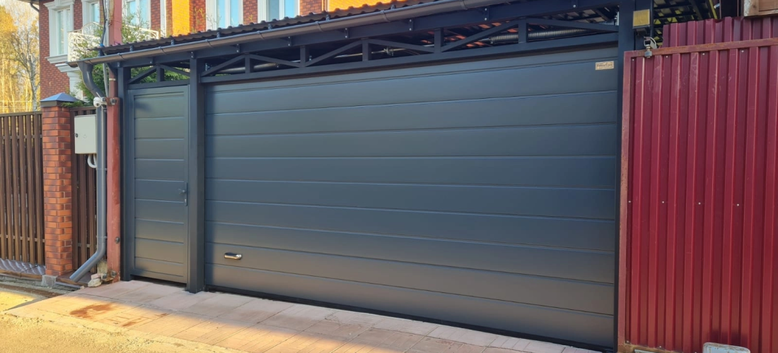 Секционные и рулонные ворота для гаража: сравнение