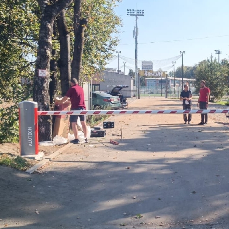 Шлагбаум Алютех на въезд на каток Марди Старый Оскол