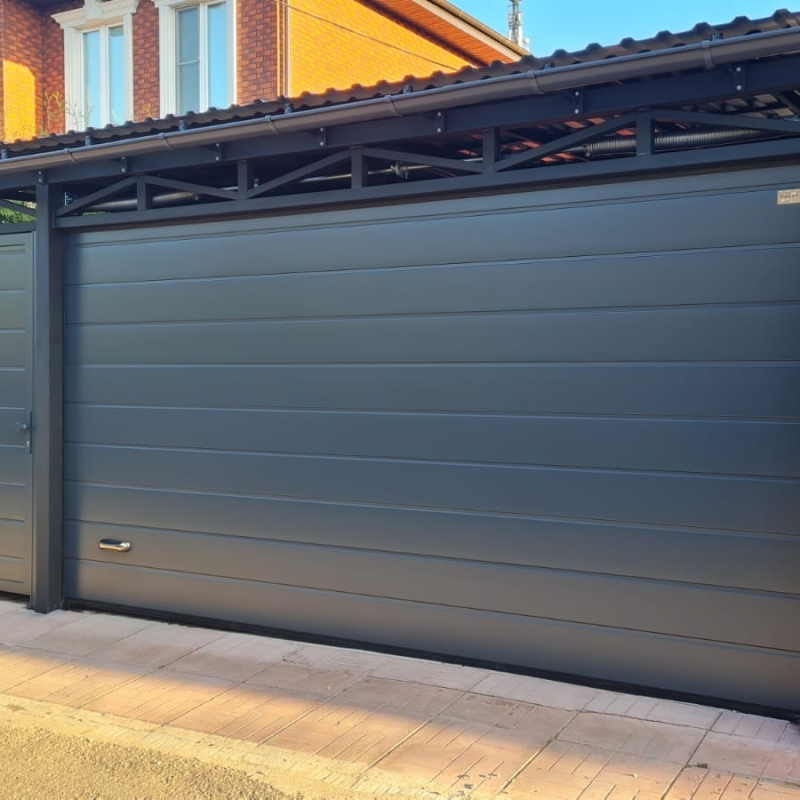 Секционные ворота серии Prestige в едином стиле с калиткой Prestige Марди Старый Оскол