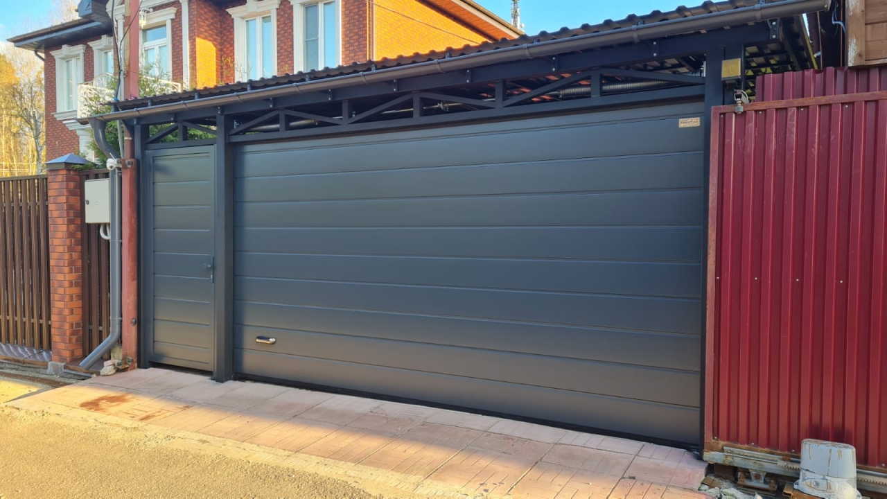 Секционные ворота серии Prestige в едином стиле с калиткой Prestige Марди Воронеж