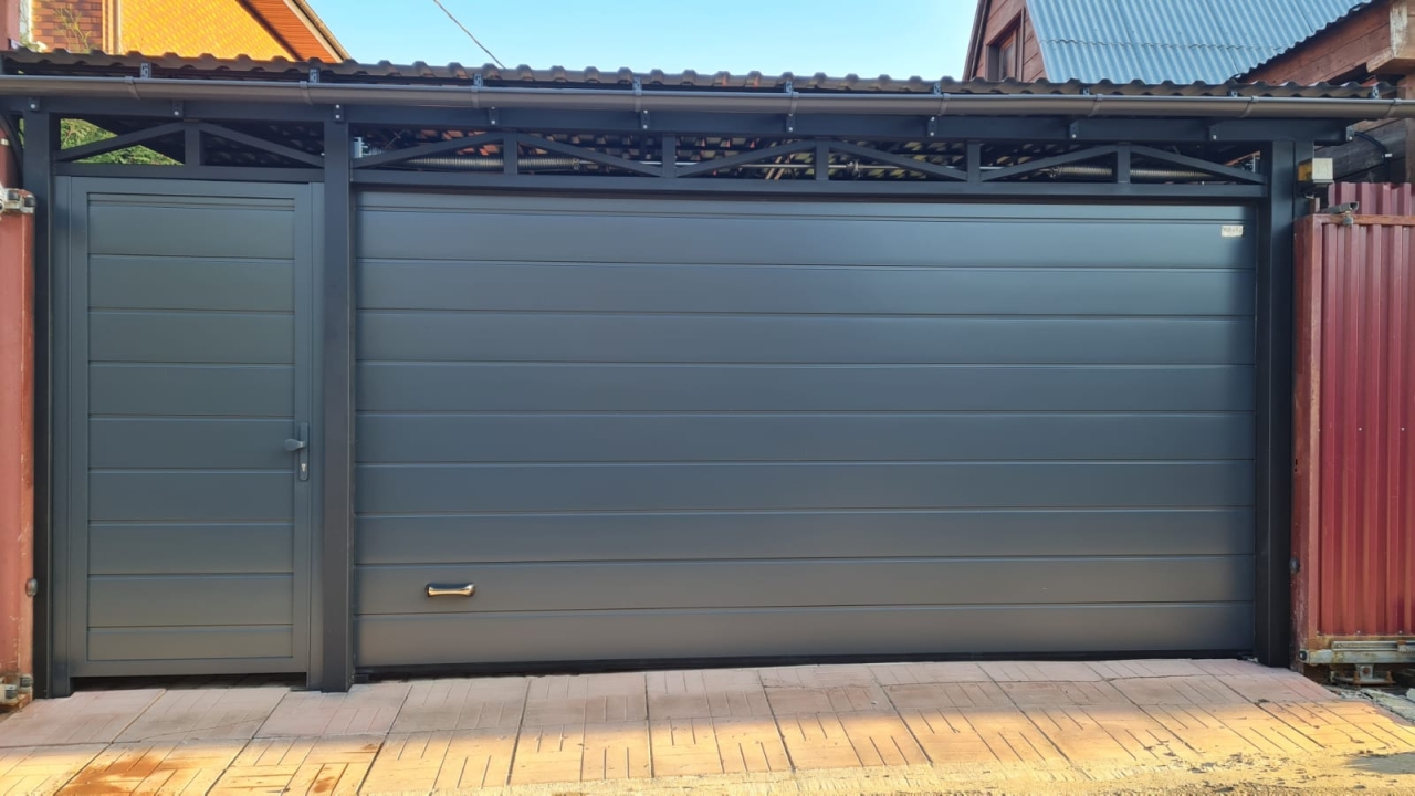 Секционные ворота серии Prestige в едином стиле с калиткой Prestige Марди Воронеж