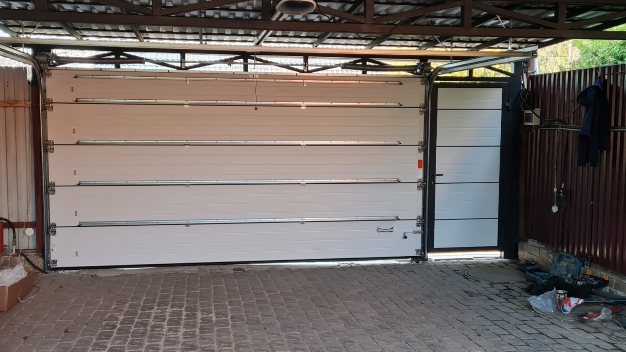 Секционные ворота серии Prestige в едином стиле с калиткой Prestige Марди Воронеж