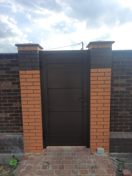 Калитка Prestige RAL8014 1000х2100 цвет заполнения тёмный дуб Марди Истра