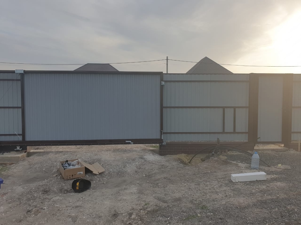 Откатные ворота и калитка одного заполнения цвет коричневый Марди Истра