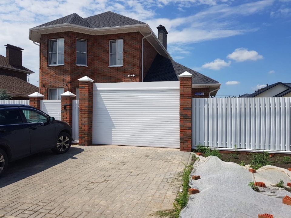 Рулонные ворота и калитка Prestige RAL 9002 серо-белый Марди Истра