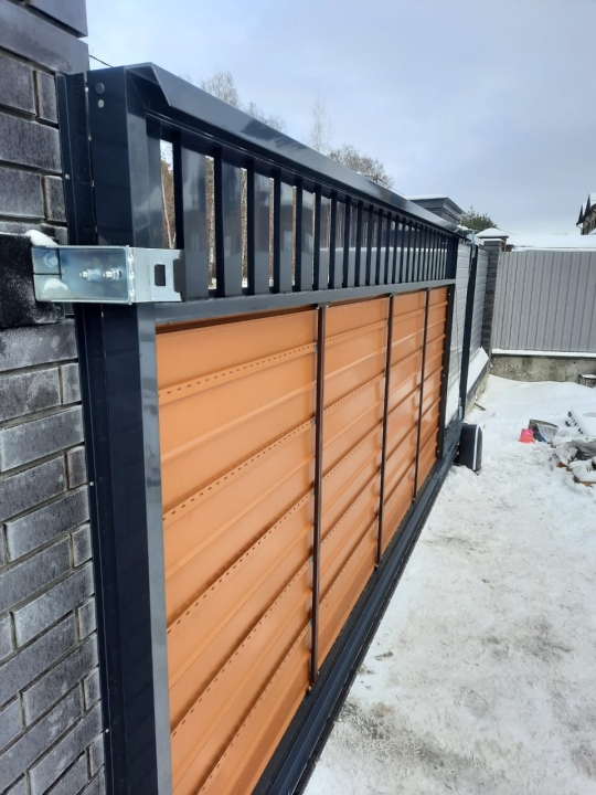 Откатные ворота Prestige с калиткой Prestige RAL 8017+Golden Oak Марди Истра