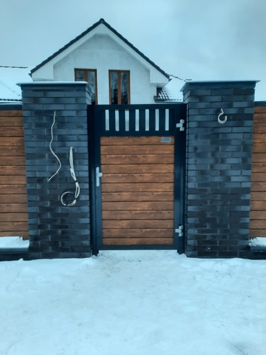 Откатные ворота Prestige с калиткой Prestige RAL 8017+Golden Oak Марди Истра