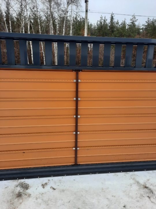 Откатные ворота Prestige с калиткой Prestige RAL 8017+Golden Oak Марди Истра