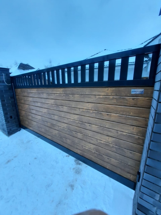 Откатные ворота Prestige с калиткой Prestige RAL 8017+Golden Oak Марди Истра