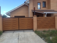 Откатные ворота Prestige с рамой RAL 8017 и заполнением Golden Oak Марди Истра