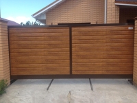 Откатные ворота Prestige с рамой RAL 8017 и заполнением Golden Oak Марди Истра