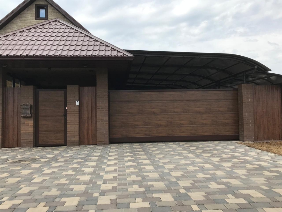 Откатные ворота и калитка Prestige с рамой RAL 8017 и заполнением Dark Oak Марди Истра