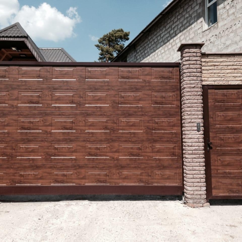 Откатные ворота и калитка Prestige с рамой RAL 8017 и заполнением филёнка Dark Oak Марди Старый Оскол