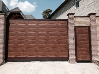 Откатные ворота и калитка Prestige с рамой RAL 8017 и заполнением филёнка Dark Oak Марди Истра