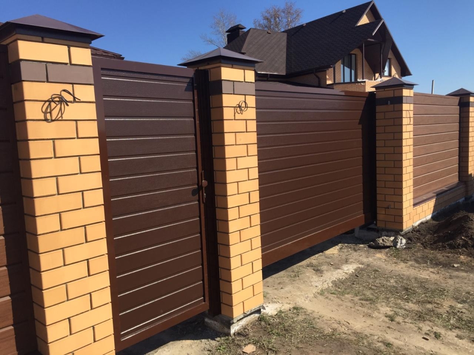 Откатные ворота Prestige 4100x2010 и калитка Prestige 910x2010 RAL 8017 Марди Истра