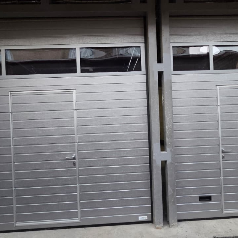 2 секционных гаражных ворот Trend с калитками со встроенными окнами Марди Старый Оскол