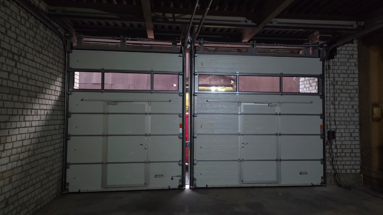 2 секционных гаражных ворот Trend с калитками со встроенными окнами Марди Апрелевка