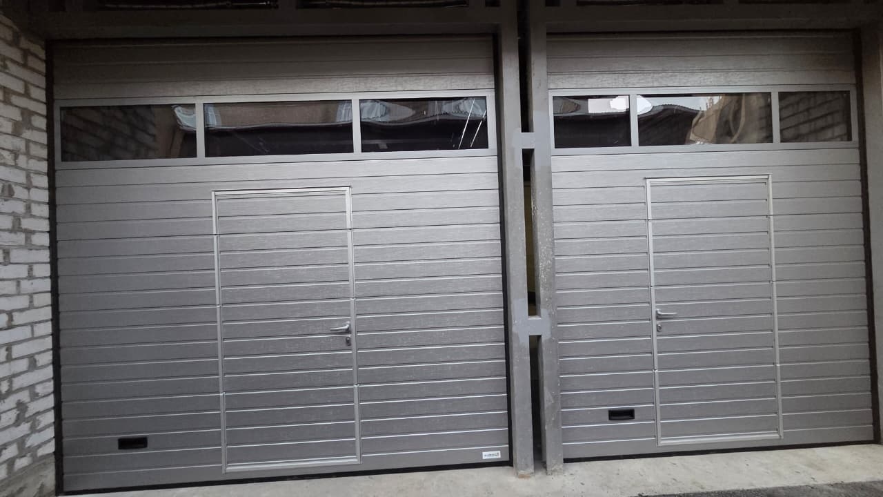 2 секционных гаражных ворот Trend с калитками со встроенными окнами Марди Апрелевка