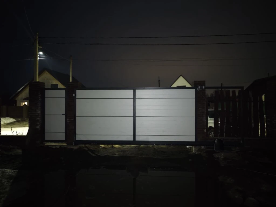 Секционные гаражные ворота Prestige 2610X2400, откатные ворота 4000X2030 и калитка 1005X2030 RAL7024 серый графитовый Марди Белгород