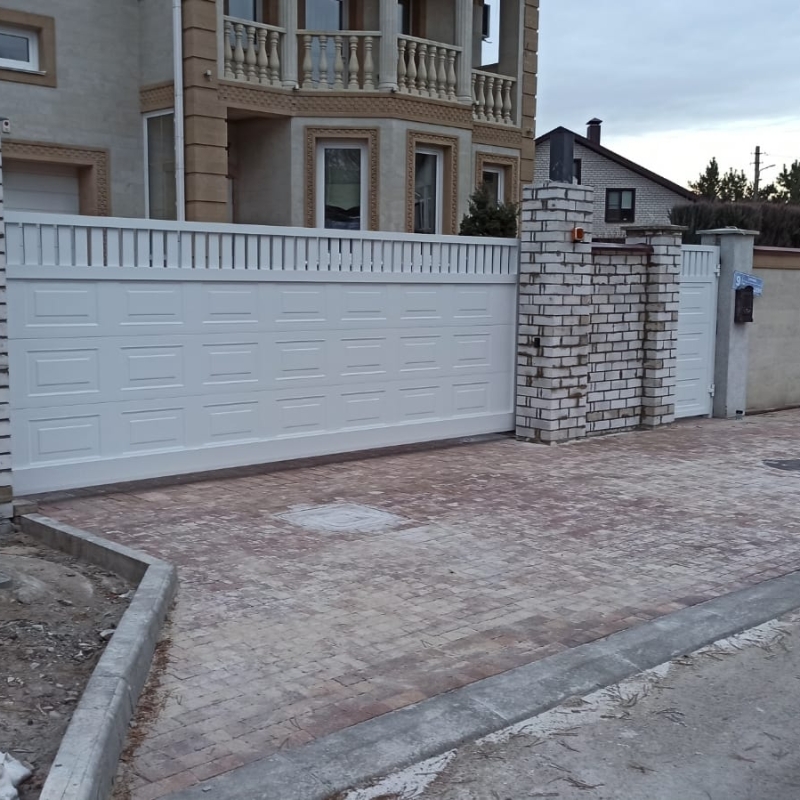 RAL 9016 белые откатные ворота и калитка филенка Марди Старый Оскол