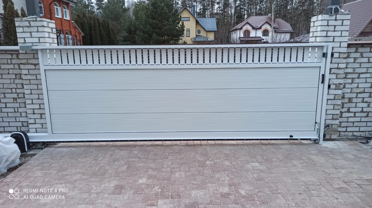 RAL 9016 белые откатные ворота и калитка филенка Марди Белгород