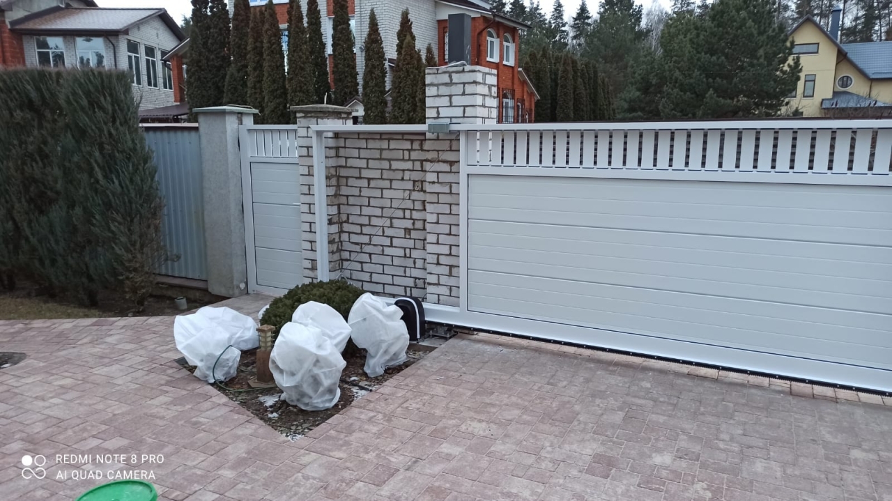 RAL 9016 белые откатные ворота и калитка филенка Марди Белгород