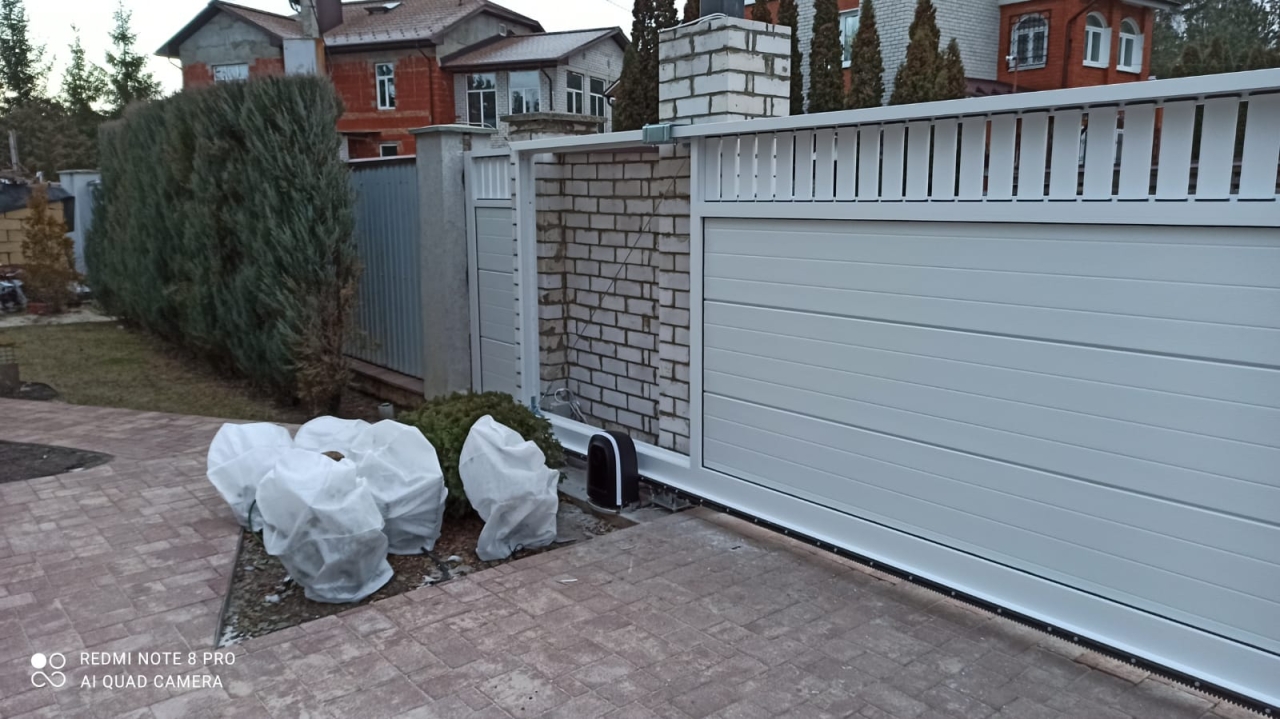 RAL 9016 белые откатные ворота и калитка филенка Марди Белгород