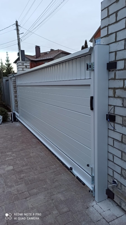 RAL 9016 белые откатные ворота и калитка филенка Марди Белгород