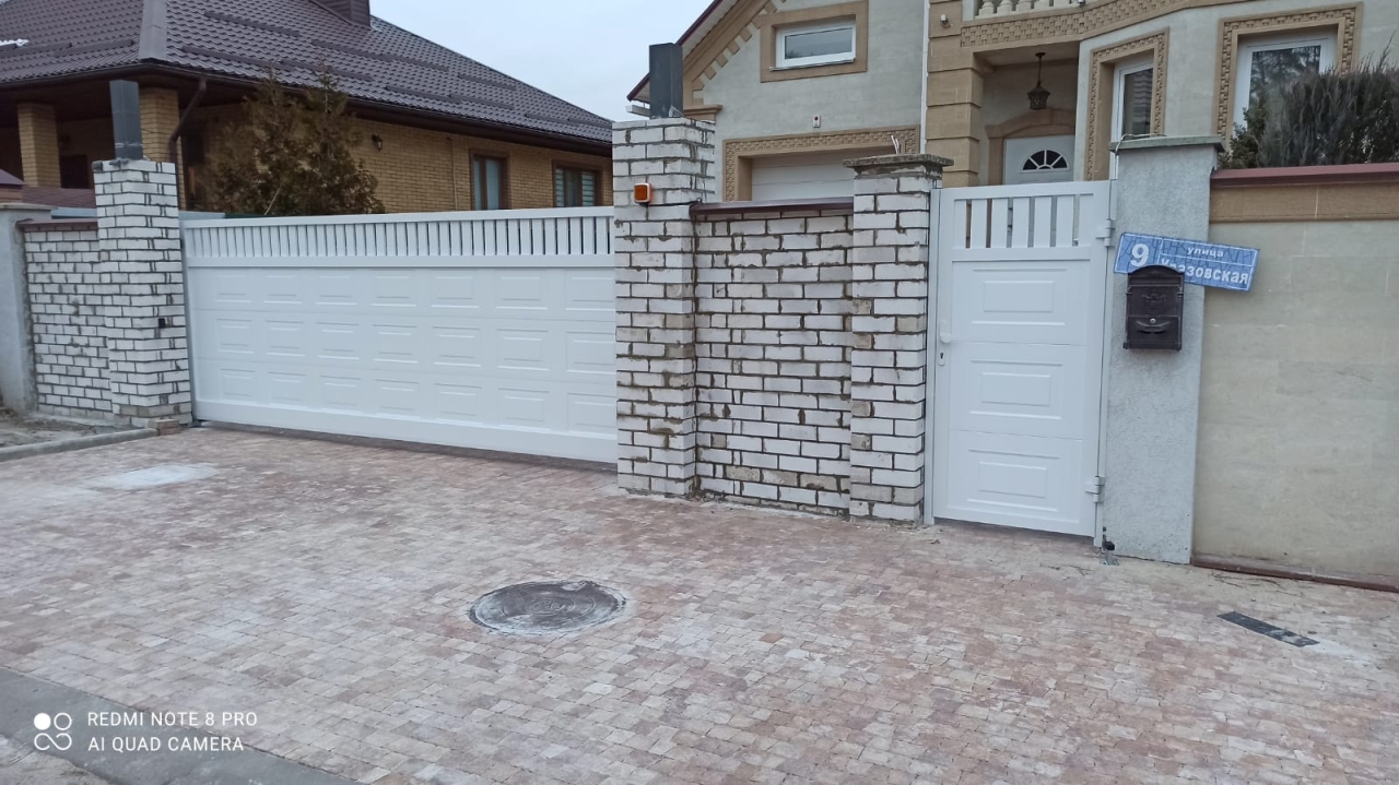 RAL 9016 белые откатные ворота и калитка филенка Марди Белгород