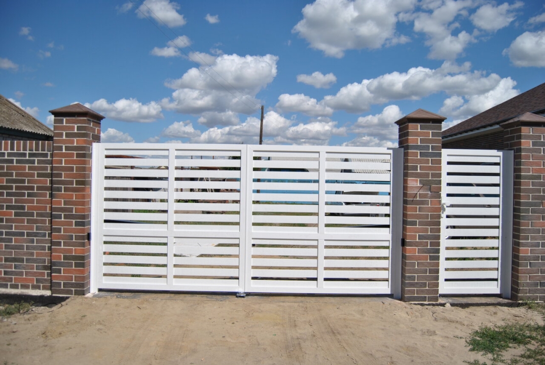 Въездные распашные ворота 3700х1985 и калитка 900х1985 RAL9016 белые Марди Апрелевка