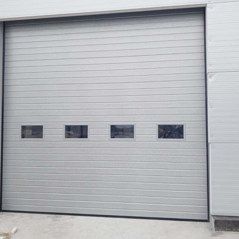 Секционные промышленные ворота 4000х4300 ProTrend стандартный монтаж RAL9006 серебристый с окнами Марди Старый Оскол