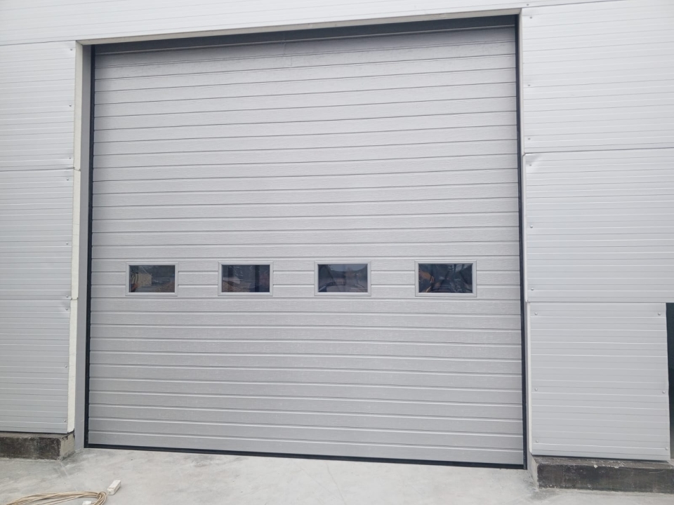Секционные промышленные ворота 4000х4300 ProTrend стандартный монтаж RAL9006 серебристый с окнами Марди Белгород