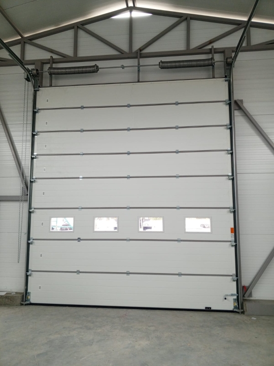 Секционные промышленные ворота 4000х4300 ProTrend стандартный монтаж RAL9006 серебристый с окнами Марди Белгород