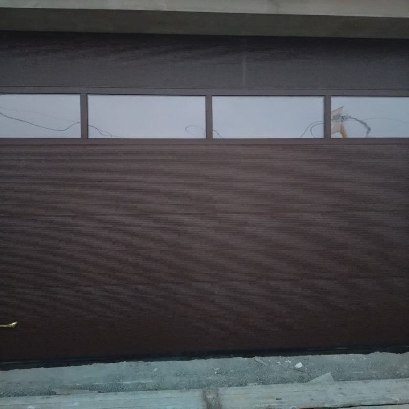 Секционные гаражные ворота Prestige 3580x2560 RAL 8017 шоколадный с окнами Марди Старый Оскол