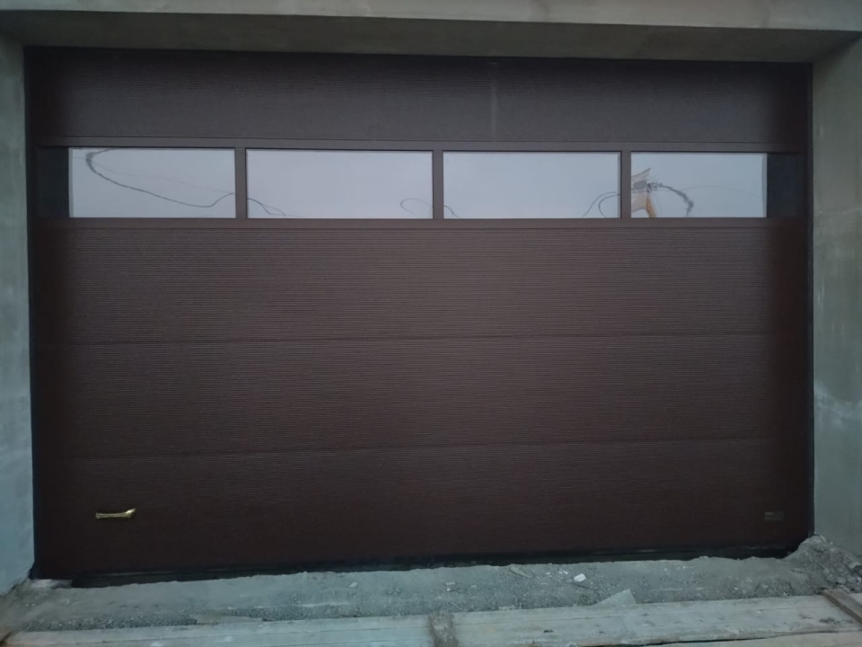 Секционные гаражные ворота Prestige 3580x2560 RAL 8017 шоколадный с окнами Марди Воронеж