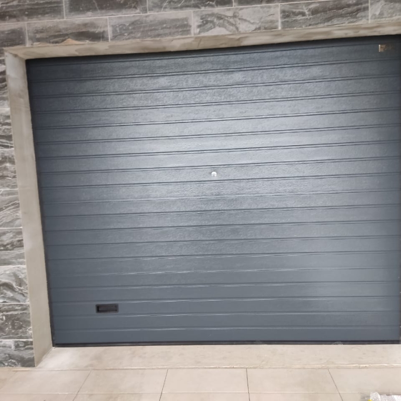 Секционные гаражные ворота Prestige RAL 7016 серый антрацит 3245х2555 Марди Старый Оскол