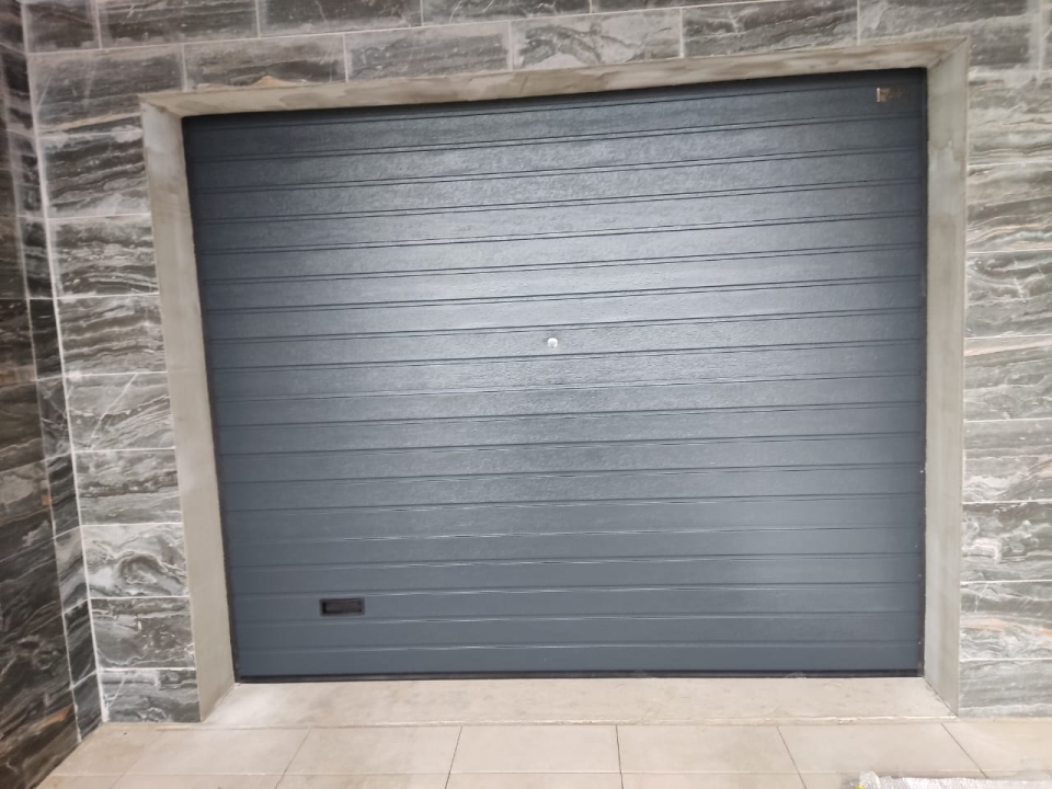 Секционные гаражные ворота Prestige RAL 7016 серый антрацит 3245х2555 Марди Воронеж
