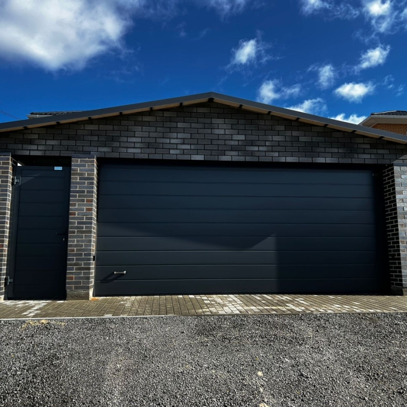 Калитка 900х2200 и секционные гаражные ворота Prestige 4600х2450 RAL 7016 серый антрацит Марди Старый Оскол