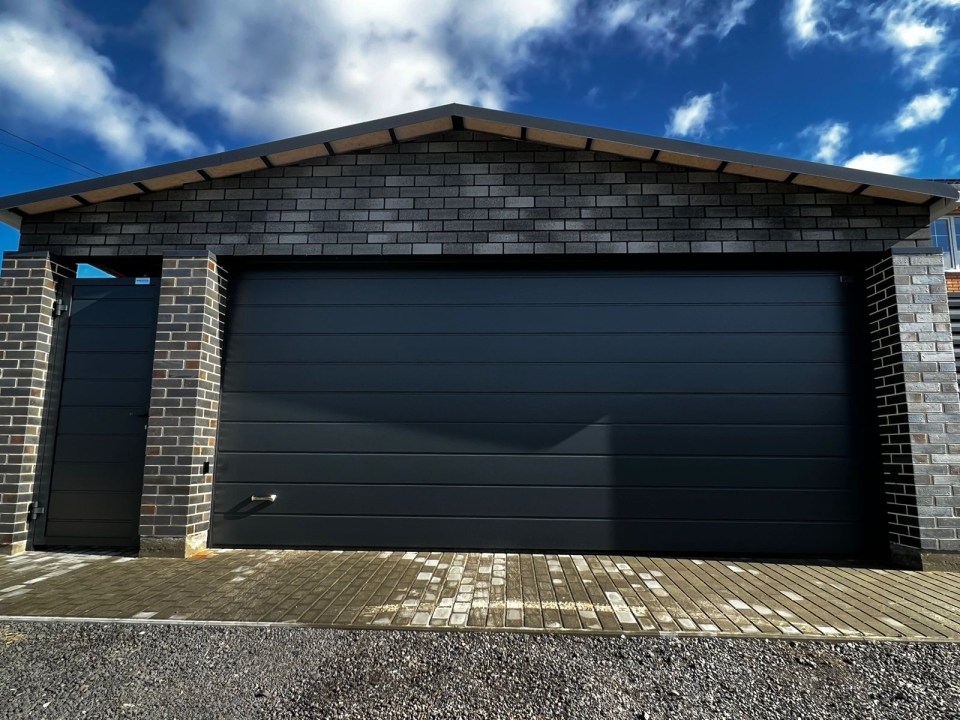 Калитка 900х2200 и секционные гаражные ворота Prestige 4600х2450 RAL 7016 серый антрацит Марди Воронеж