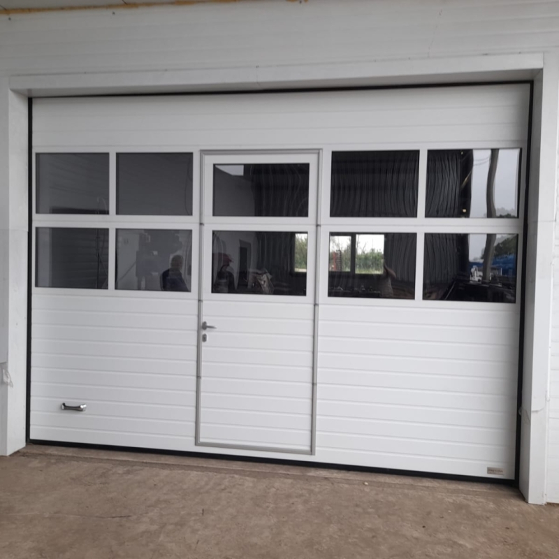 3500х2220 Секционные гаражные ворота RAL 9016 белый со встроенной калиткой и окнами Марди Старый Оскол