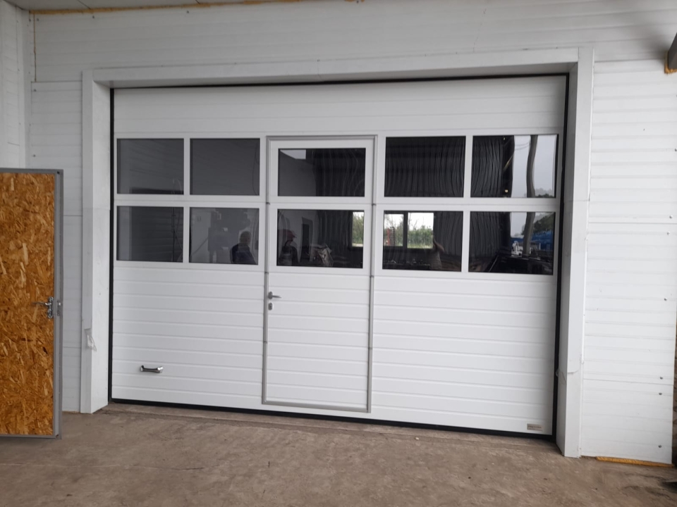 3500х2220 Секционные гаражные ворота RAL 9016 белый со встроенной калиткой и окнами Марди Воронеж