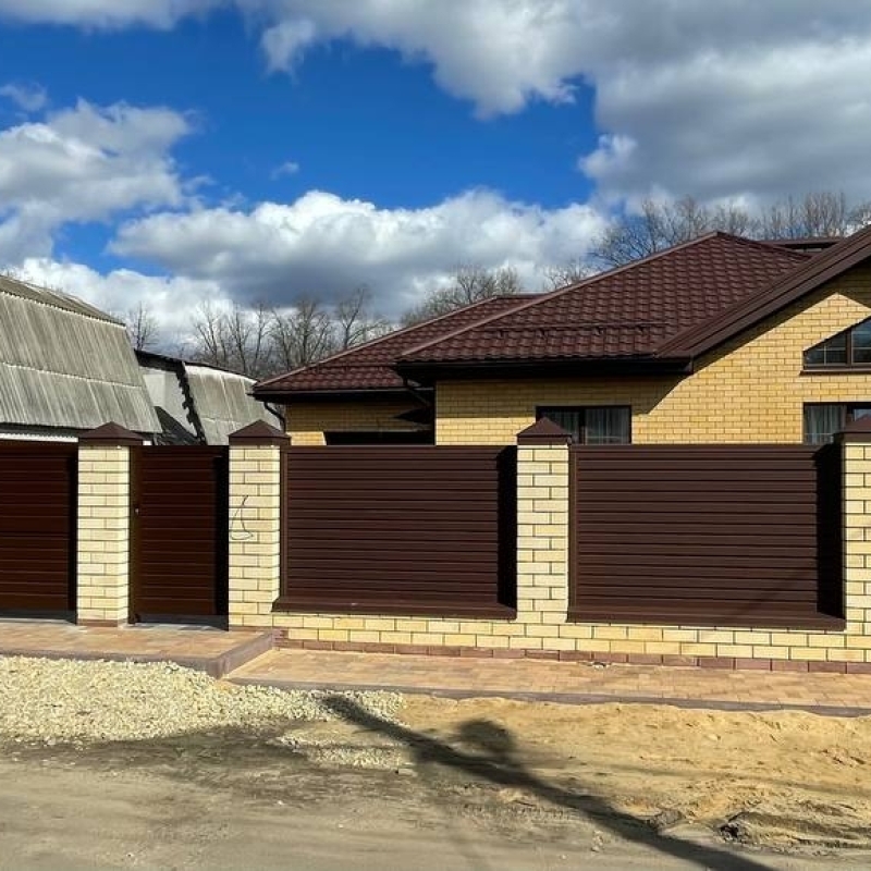 Распашные ворота 3760X1545 и калитка 1000X1550 с заполнением жалюзи RAL 8017 шоколадный Марди Старый Оскол