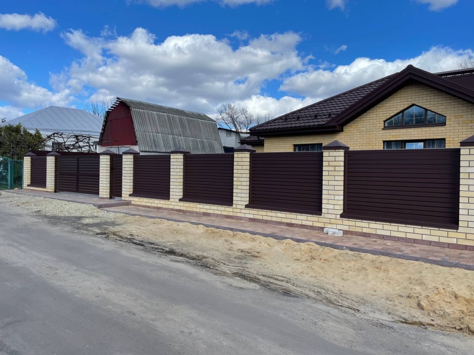 Распашные ворота 3760X1545 и калитка 1000X1550 с заполнением жалюзи RAL 8017 шоколадный Марди Звенигород