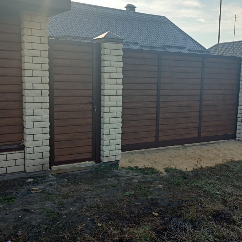 Откатные ворота 3700х1900 и калитка 900х1900 цвет рамы RAL 8017 шоколадный с заполнением тёмный дуб Марди Старый Оскол