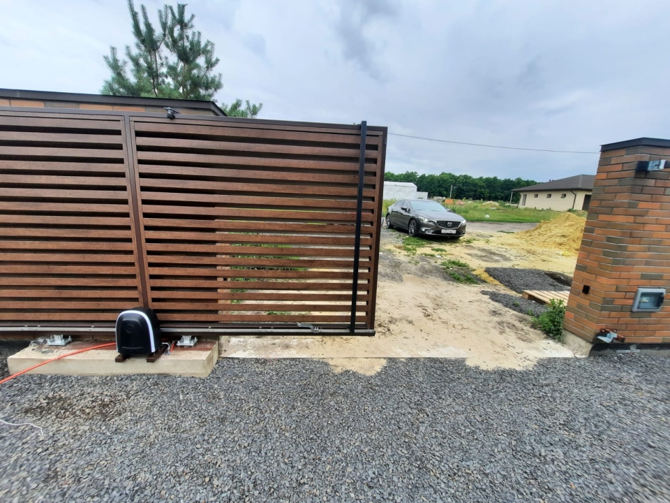 Въездные откатные ворота 3600х2050 цвет рамы RAL 8014 коричневый с автоматикой Марди Белгород