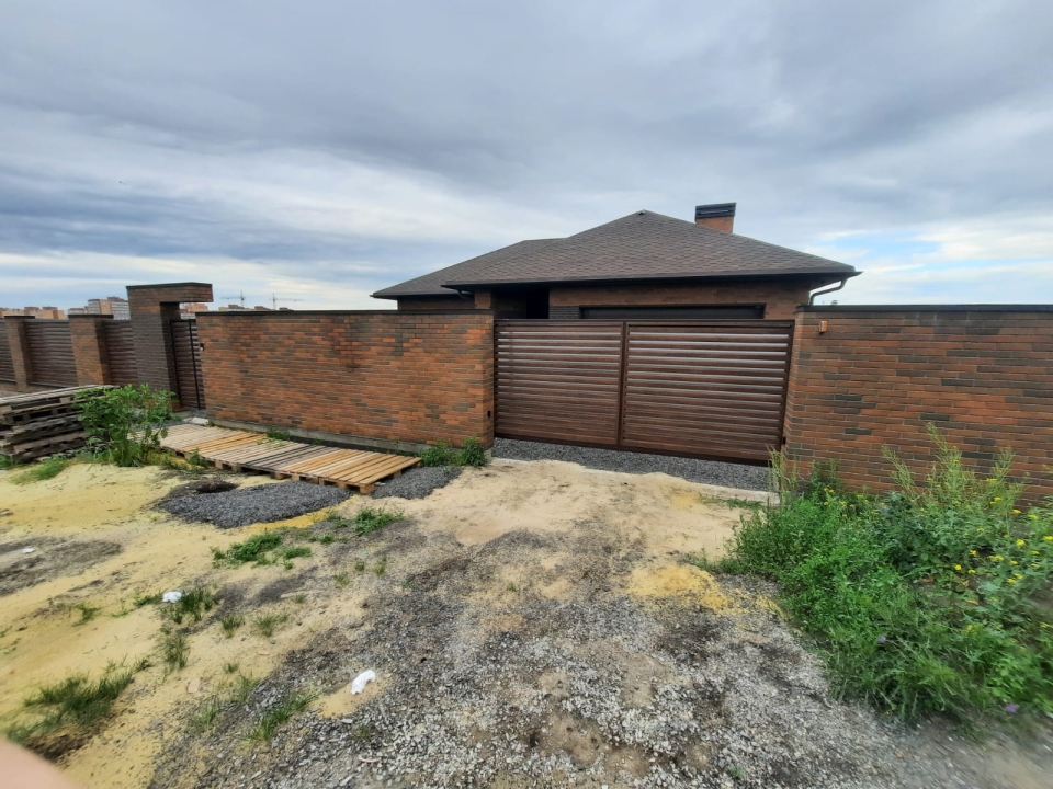 Въездные откатные ворота 3600х2050 цвет рамы RAL 8014 коричневый с автоматикой Марди Белгород