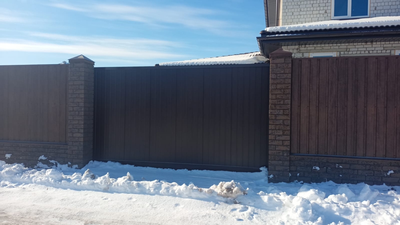 Откатные ворота 3890х2100 и калитка 920х2100 цвет 8017 шоколадный Марди Воронеж