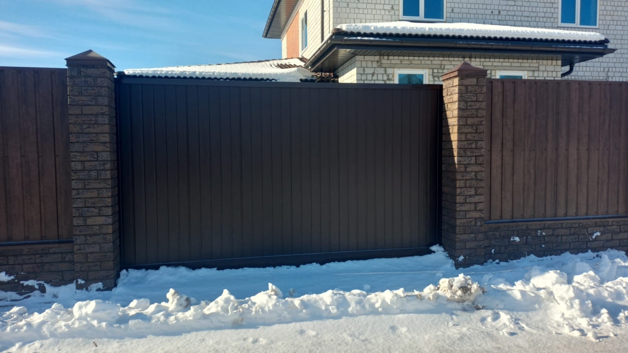 Откатные ворота 3890х2100 и калитка 920х2100 цвет 8017 шоколадный Марди Воронеж