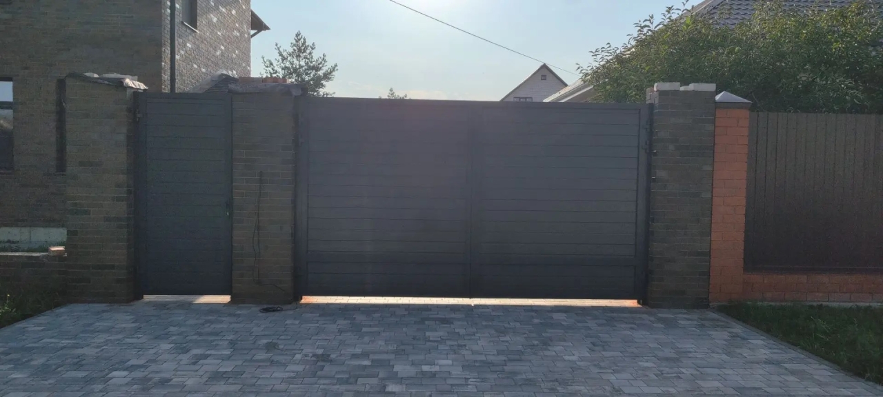 Ворота распашные 4026X2330 и калитка 1105X2310 цветом RAL7024 Серый графитовый Марди Воронеж