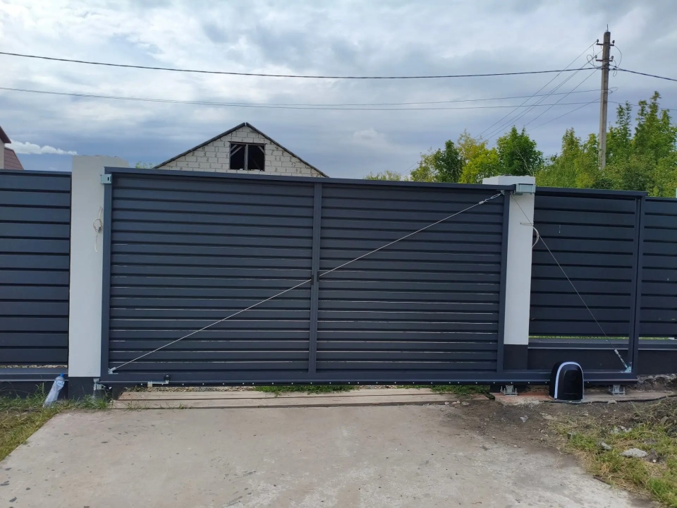 Откатные ворота 3750X2106 и калитка 1170X2106 цвет RAL7024 Серый графитовый заполнение жалюзи Марди Воронеж